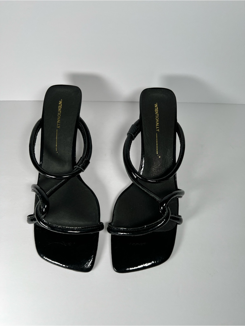 INTENTIONALLY BLANK willow patent Black Kitten Strappy Block Heel Sandal size 8